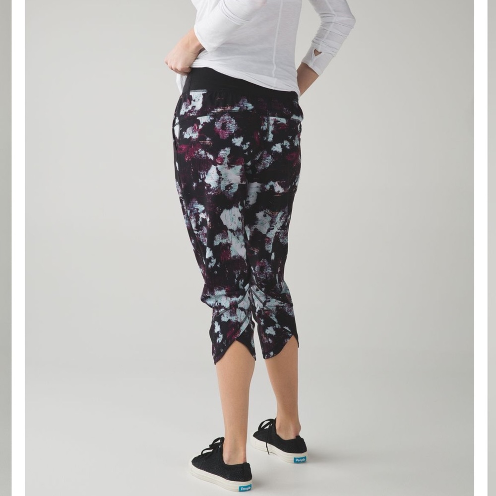 Lululemon Tranquil Crop Kara Blossom Multi / Black